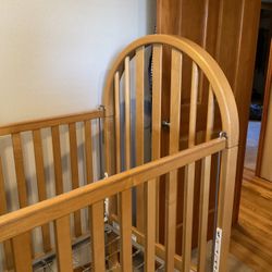 free vintage Crib. Works Fine 