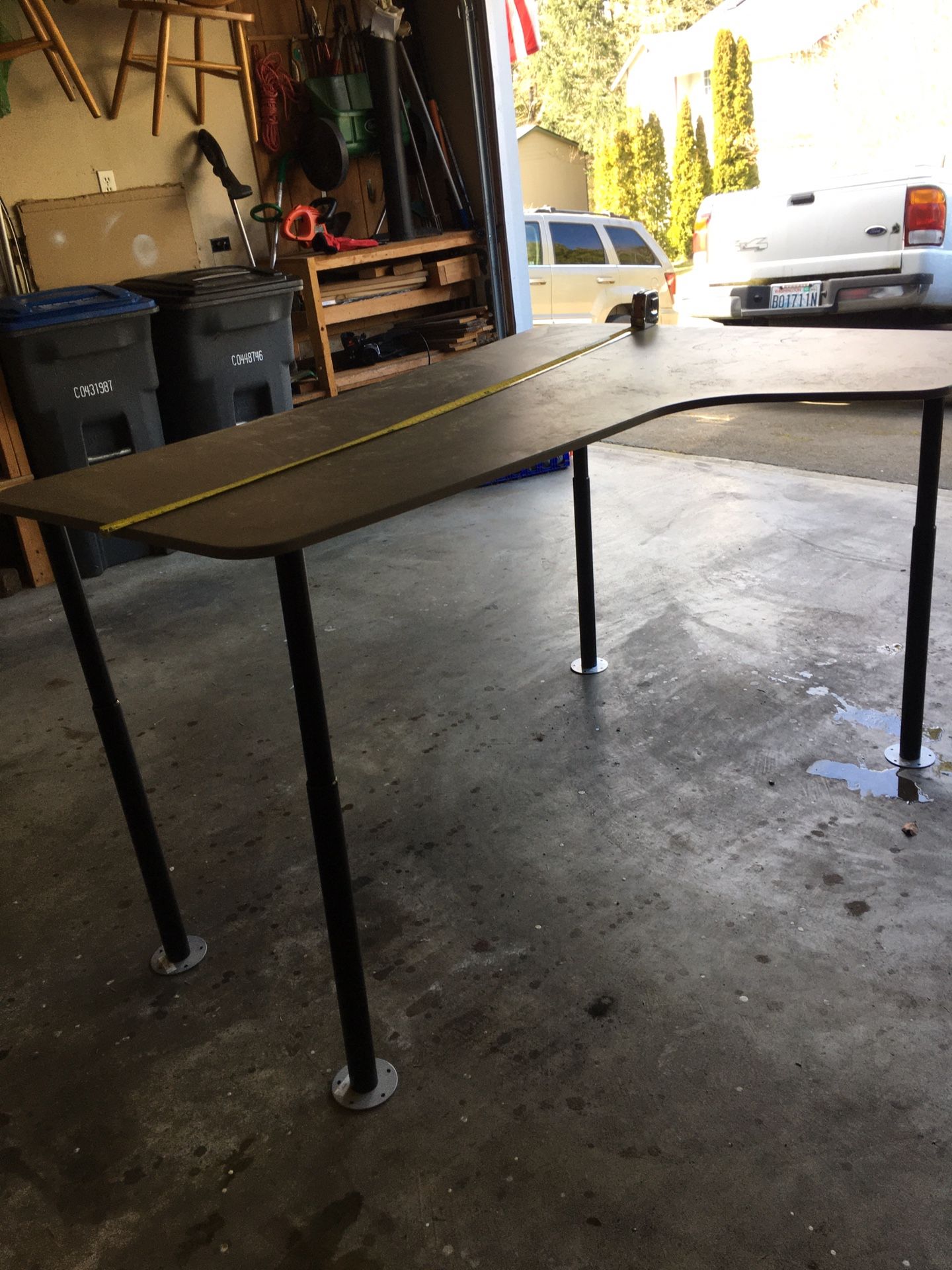 Desk, adjustable legs
