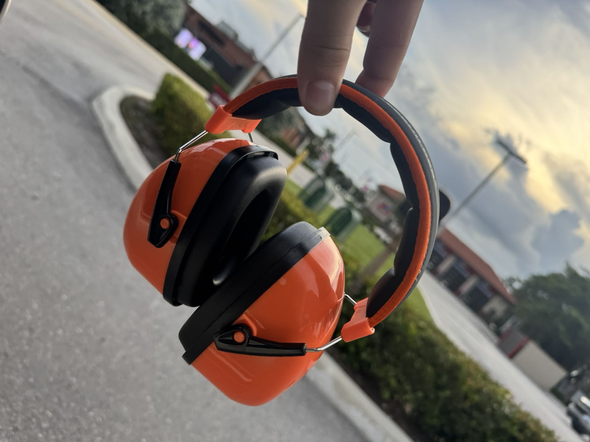 Safe Builder Headphones, Cancels 70% Of The Noise Around