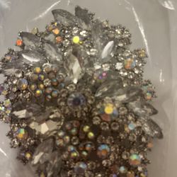 Suraci, Crystal brooch