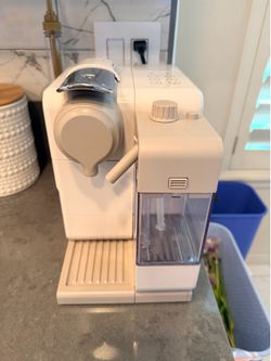 Nespresso deLonghi machine & frother