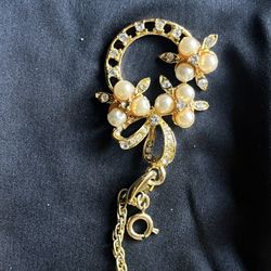 Pearl flower necklace, with chain.