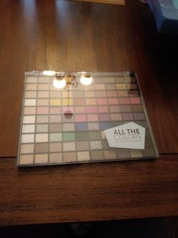 All The Color 100 Piece Eyeshadow Set.