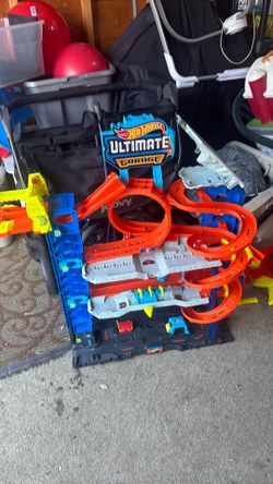 HOT WHEELS ULTIMATE RACING GARAGE