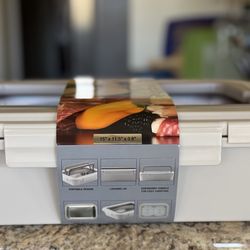 Brookstone 4.2Qt Portable serving platter with lid & 2 ice packs NEW