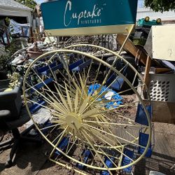 Vintage Netal Cupcake Vineyard ferris wheel display it spins