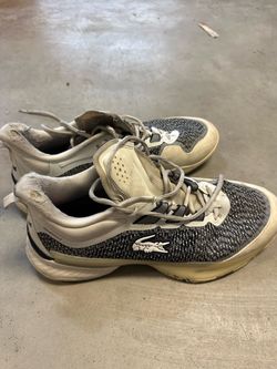 Tennis shoes