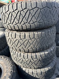 295/70r18 Nitto tires en excelentes conditiones de Vida las 4