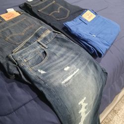 Mens Levis Size 40 & 42 Color Blue