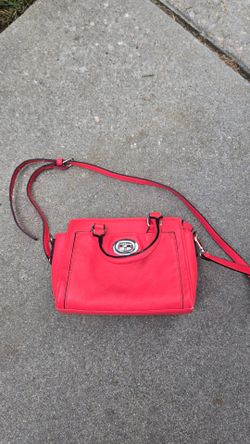 Red pebbles faux-leather handbag