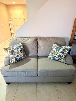 Living room set with Accent Pillows.
