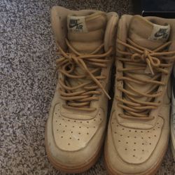 Brwown Nikes size 7Y