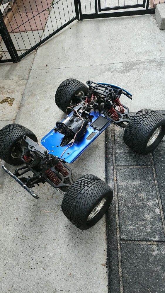 Traxxas T Maxx Roller