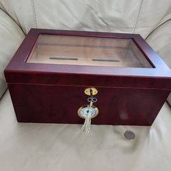 Cigar Humidor Up To 100 Cigars by Mantello Spanish Cedar Rosewood Color Exterior.
