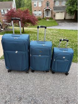 Set of three spinner luggage. Everything work perfectly.
