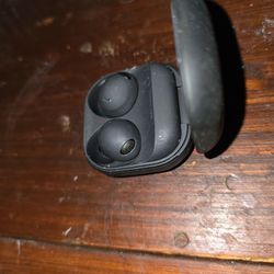 Samsung earbuds Make offer.