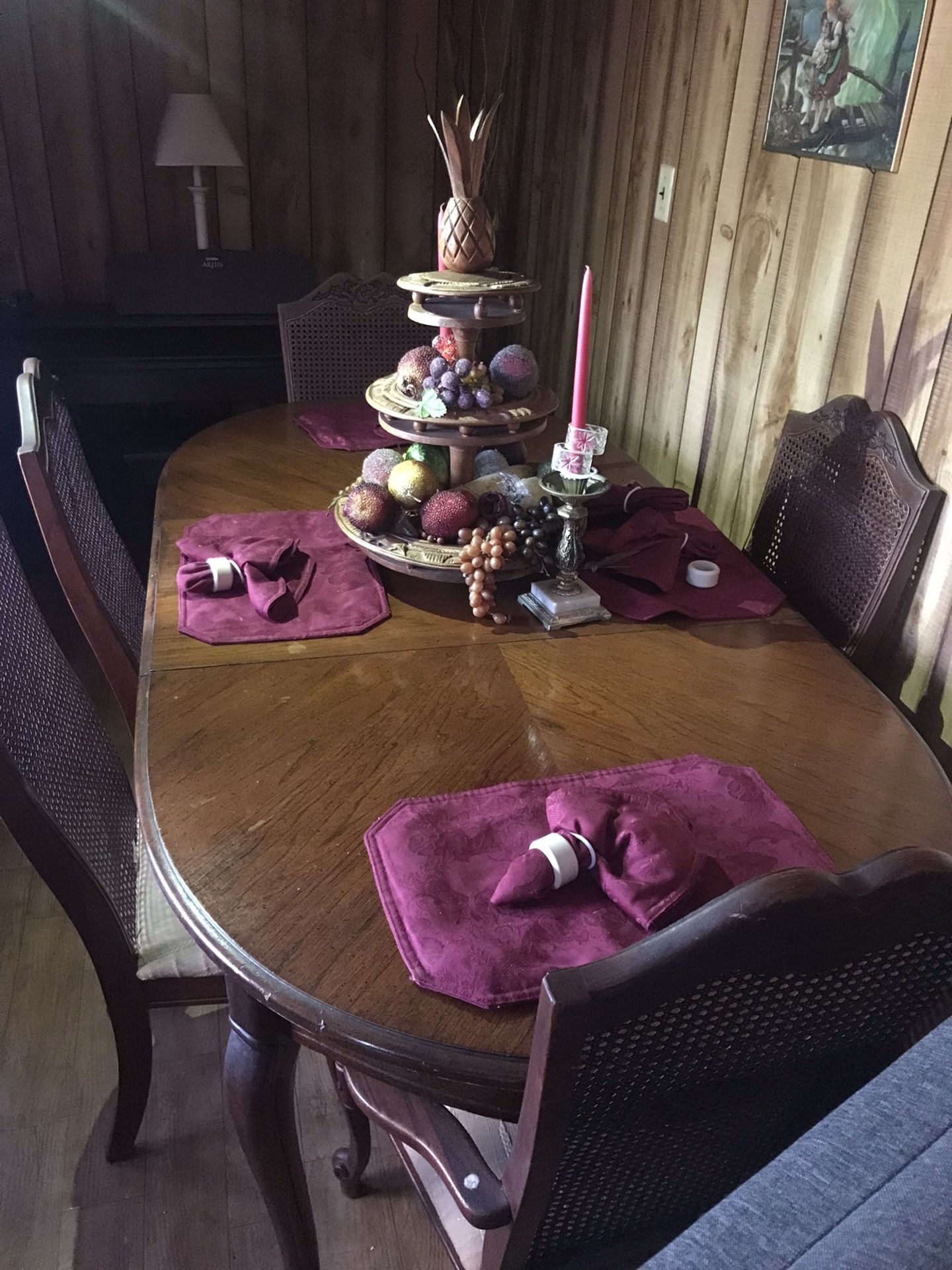 Oak Dinning Room Table Set. 5 Chairs Missing One Chaired Cleaning China Cabinet With Shelves And Light.