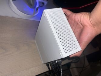 Xbox series s and works amazing and is pretty new