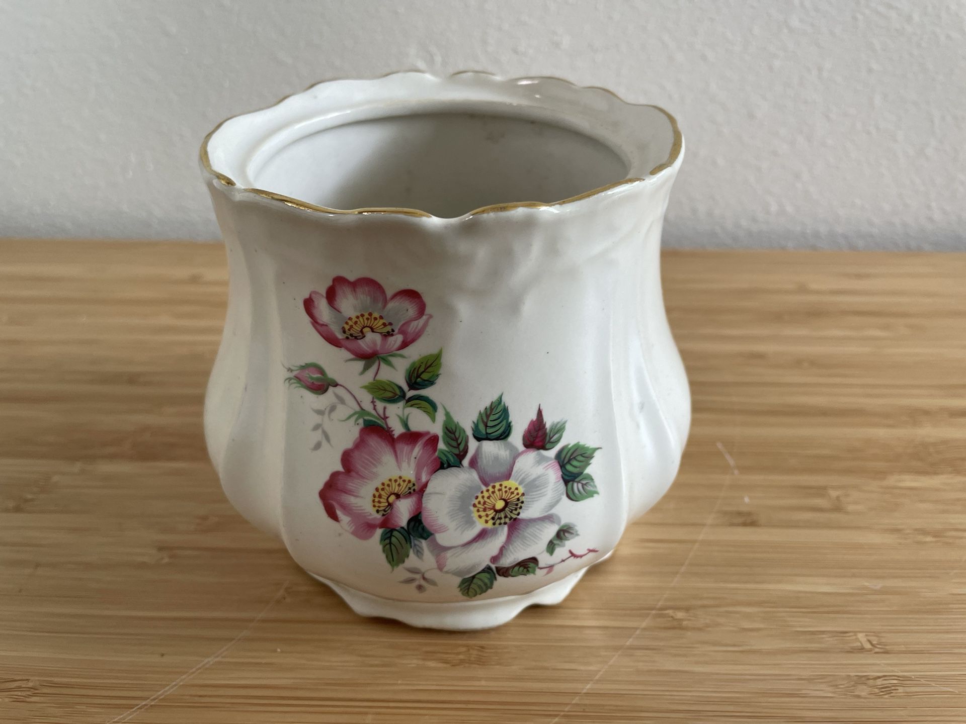 Old English Styled Planter w/Gold Rim (5” Tall)