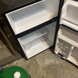 Medium Fridge/ Freezer 