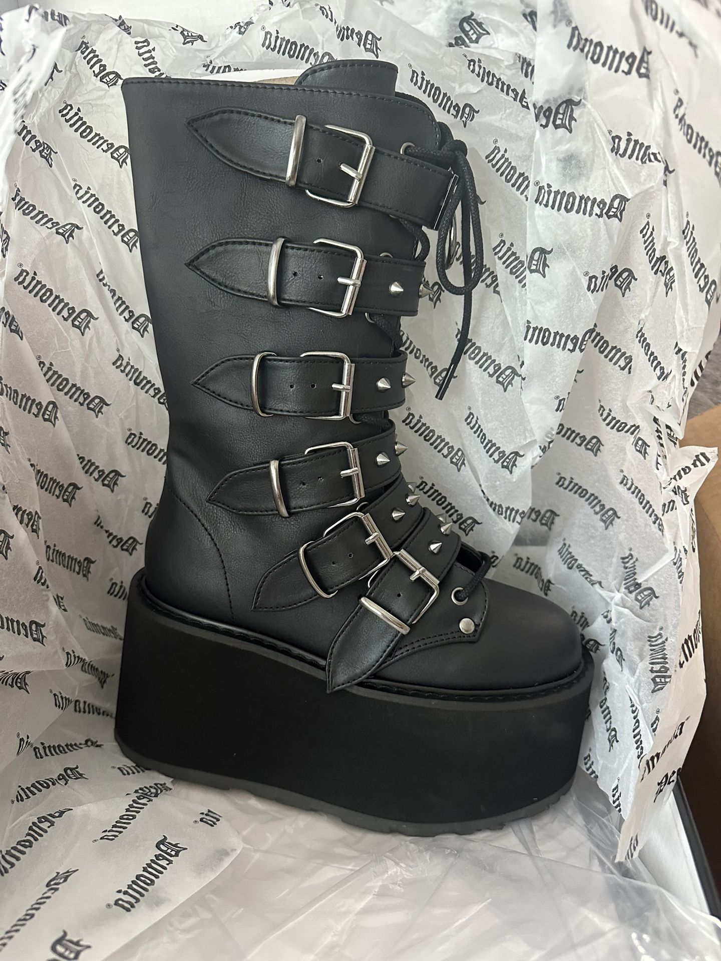 DEMONIA size 6 (never worn)