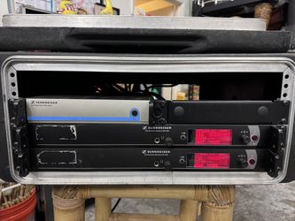 2x Sennheiser Wireless Microphones With SKB case Model SR 2000XP Transmitter With Combiner Case And Mic