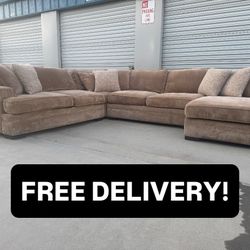 FREE DELIVERY || Mathis Furniture 3Pc Sectional Couch