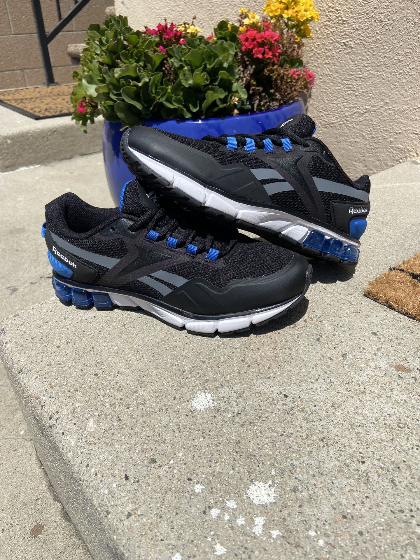 Reebok Shoes - *** NEW Size 6 ***
