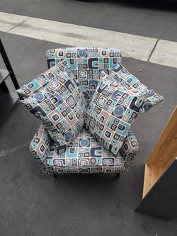 Retro Chair With Pillows