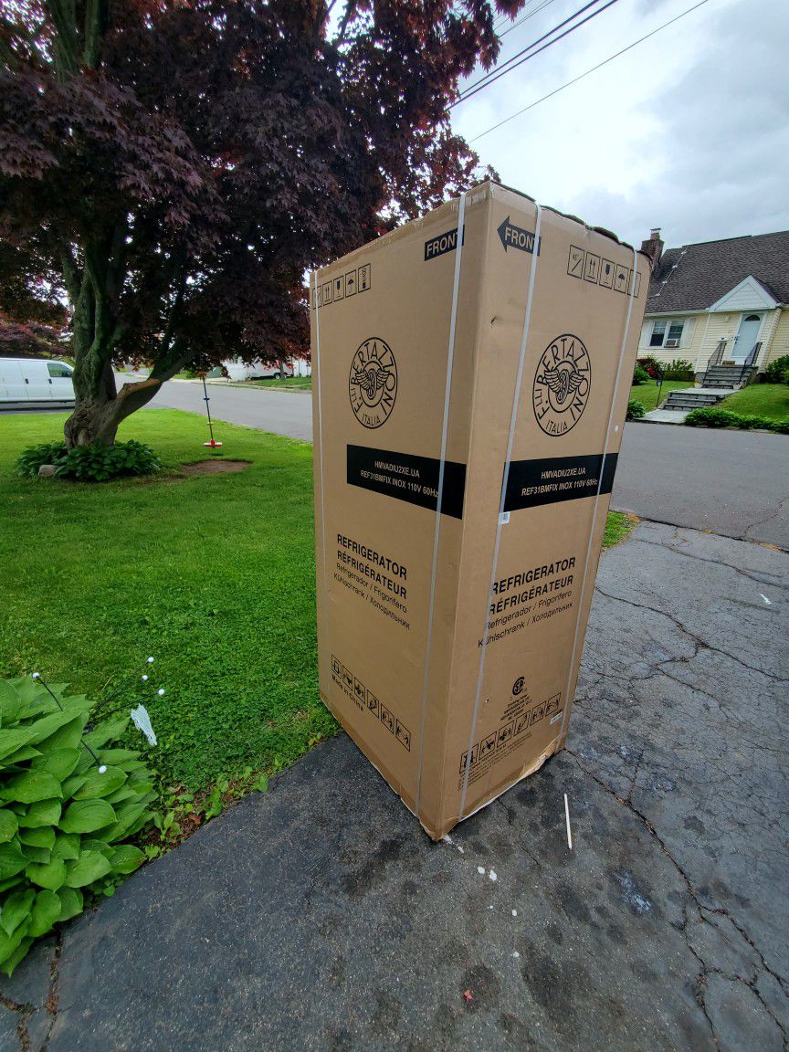 Vertazzoni  Brand New  Inbox  31 Inches Botton Freezer Counterdepth  Ready To Deliver WARRANTY..$1499