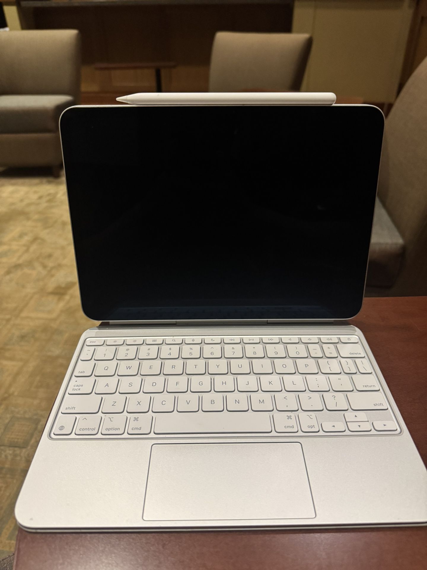 💻 11" iPad Pro M4 (256GB, Wi-Fi) + Magic Keyboard + Apple Pencil Pro – White – Great Condition