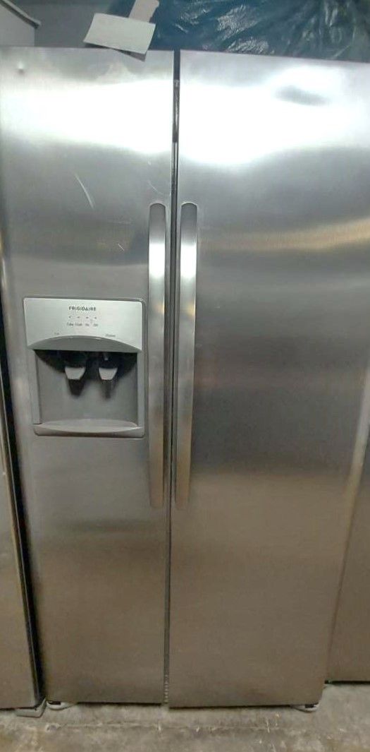 New Frigidaire 26 Cu Ft Side by Side Fridge