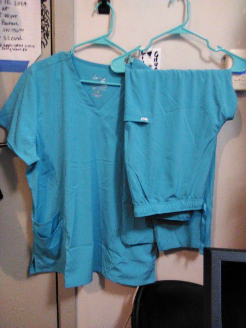 Women's XL Elevate Shirt & Pants Scrubs