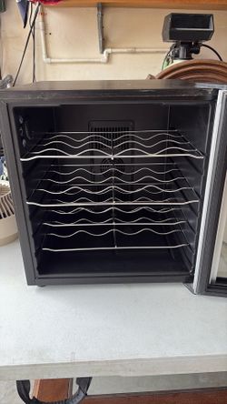 Wine refrigerator