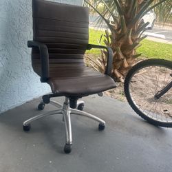 Office Ayustable Chair Neate  Condition 