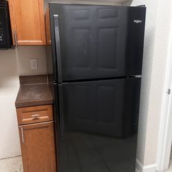 Whirlpool 18c’ Fridge With Ice Maker