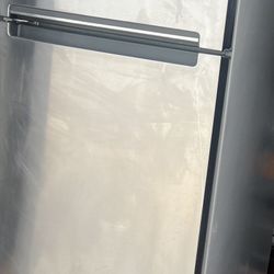 Whirlpool 18 Cu.ft Top Freezer Refrigerator 