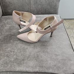 High heel shoes size 8