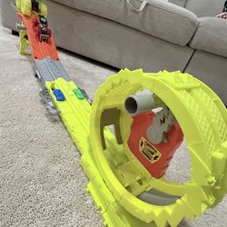 Hot Wheels Monster Trucks Power Smashers Charge & Chase Challenge