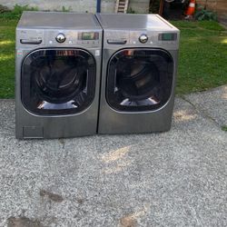 LG WASHER AND DRYER SET. 