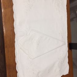 4 White Linen Place Mats & Napkins