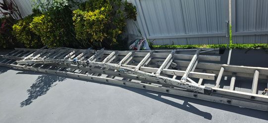 2 aluminum ladders spicial for roofers