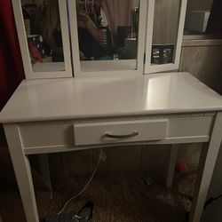 Vanity With 3 Mirrors And 1 Drawer