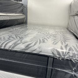 FULL SIZE SEALY MATTRESS & BOX SPRING BED SET