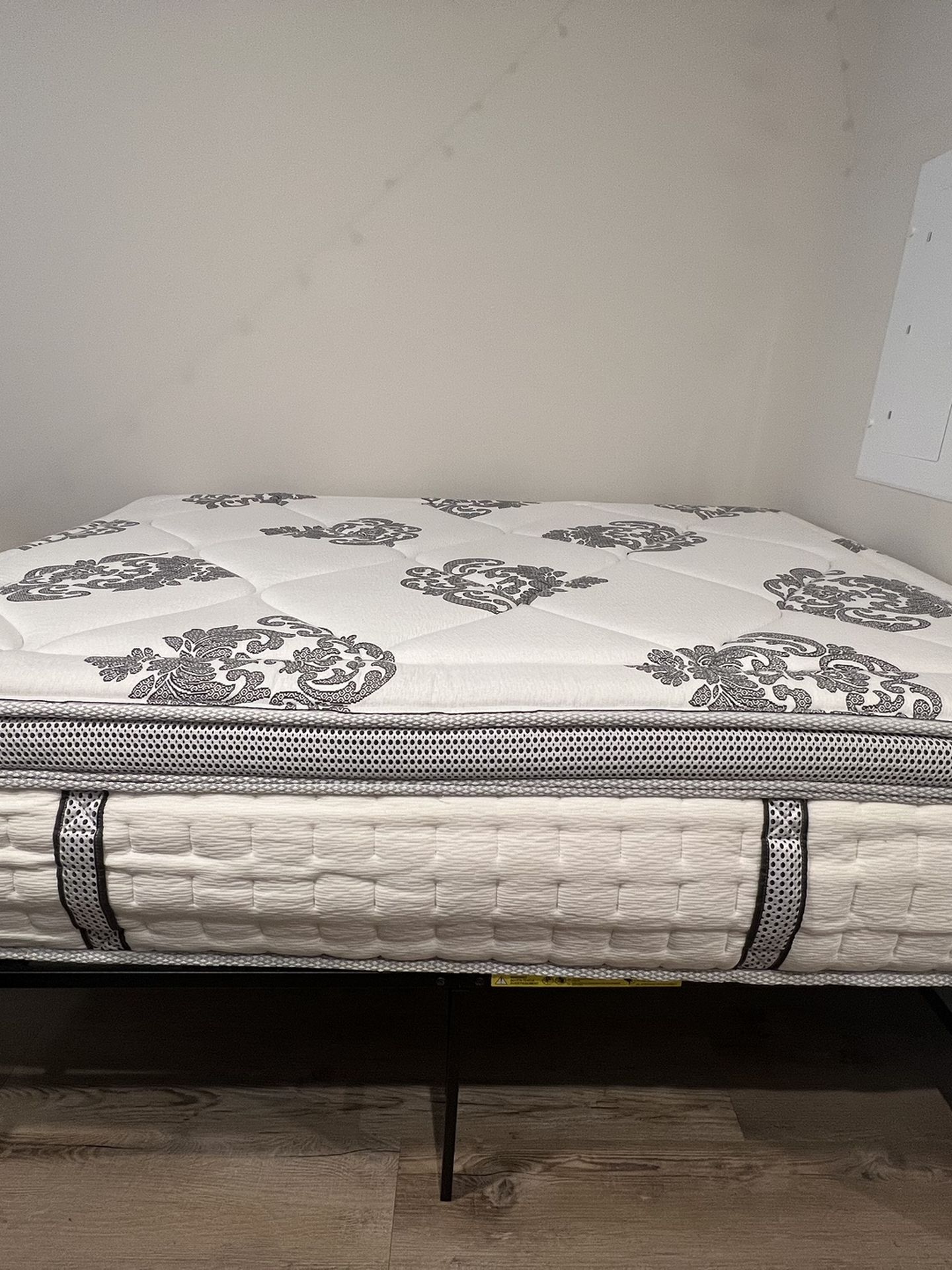 Full Size Mattress w/High Frame & 4 Tempur-pedic Pillows