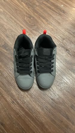 DC SKATING SHOES