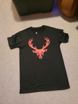 Young Men's  T Shirt Size Small  Good Condition 