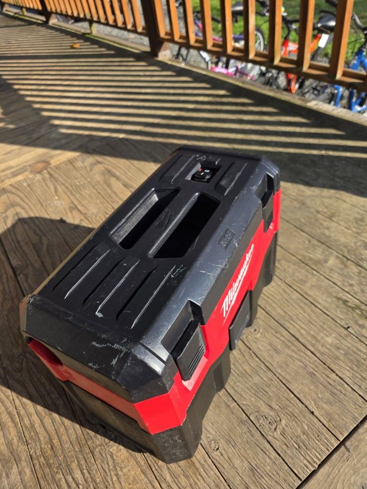 Milwaukee M18 cordless shop vac 