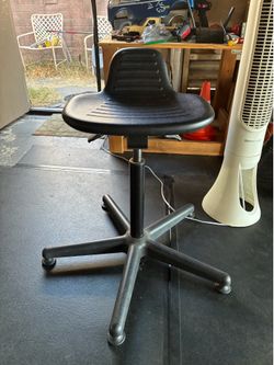 Adjustable swiveling chair
