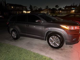 Toyota Highlander SUV Gray